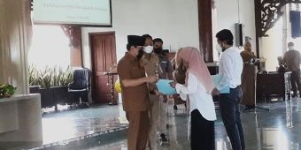 ​Wakili Bupati, Sekdakab Pamekasan Serahkan 225 SK CPNS