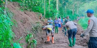 Jalan Antar Desa Tertimbun Tanah Longsor, Anggota Polsek dan Koramil Jogorogo Bersihkan Material