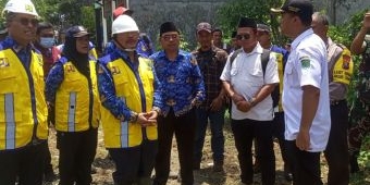 Pj. Bupati Pasuruan Tinjau Normalisasi Anak Sungai Wrati