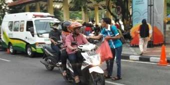 Kampung Ramadan Berakhir, KNPI Sidoarjo Tebar 500 Takjil