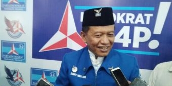 Diantar Ratusan Relawan, Ronny Wahyono Kembalikan Formulir Pendaftaran ke Demokrat