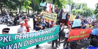 Pembeli Menurun Drastis, PKL Demo Minta Semua Pintu GOR Delta Sidoarjo Dibuka