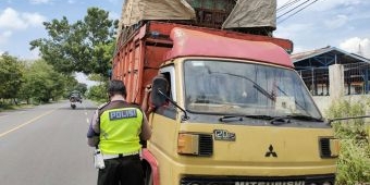 Melebihi Batas Muatan, Enam Truk Terjaring Razia di Jombang