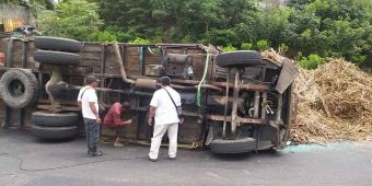 Truk Muat Tebu Terguling di Jalan Menikung Jalur Blitar-Malang