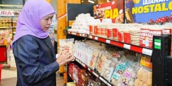 Mampir ke Pusat Oleh-Oleh Bu Rudy, Khofifah Kagum dan Ajak Masyarkat Beli Produk UMKM Jatim