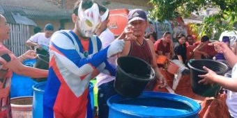 Ultraman Turun Tangan Bantu Warga Terdampak Kekeringan di Lamongan