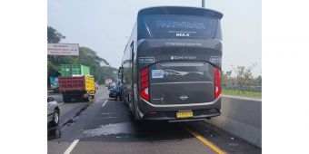 Hilang Kendali Usai Nyalip, Honda Civic Tabrak Pembatas Jalan dan Diseruduk Bus