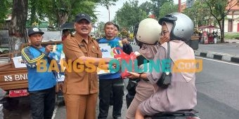 Semarak Ramadan, Dinsos P3A Kota Mojokerto Bagikan Takjil