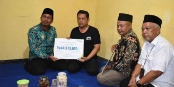 Bupati Sidoarjo Serahkan Santunan untuk Anggota PPS Lebo