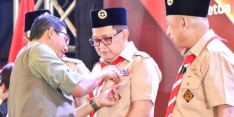 Ketua Kwarda Pramuka Jatim dan Adhy Karyono Terima Penghargaan Pin Emas dari BNPB