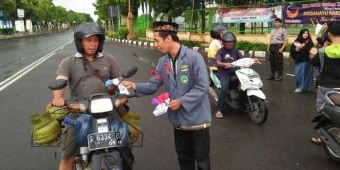 Peringati Hari Anti HIV/AIDS, IPNU-IPPNU Tuban Bagi-bagi Bunga ke Pengendara