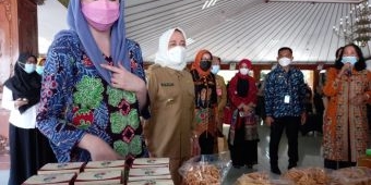 Arumi Bachsin Dukung Pembibitan Bunga Krisan di Bojonegoro