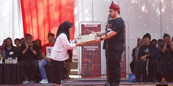 Konsisten Sikap Sempurna saat Nyanyikan Indonesia Raya, Putri Dapatkan Beasiswa dari Bupati Kediri