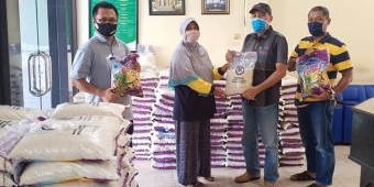 Gapensi Gresik Bagi 2,5 Ton Beras kepada Warga Terdampak Covid-19