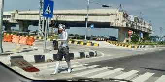 Manusia Silver Bebas Ngamen Tanpa Ada Razia di Sejumlah Traffic Light Gresik