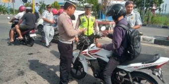 Mengintip Aksi Simpatik Satlantas Polres Ngawi Disiplinkan Pengguna Jalan