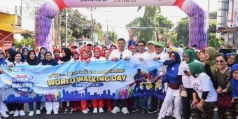 Peringati World Walking Day 2023, Wali Kota Kediri Jalan Kaki Bersama Masyarakat di CFD