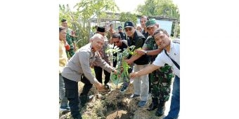 Dukung Ketahanan Pangan, Anggota DPRD Sidoarjo ini Salurkan Bantuan 600 Bibit Kelengkeng