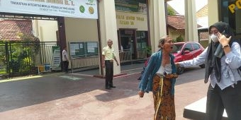 Seorang Nenek Nekat Telanjang Bulat dan Teriak Nama Jokowi di PN Tuban, Ada Apa?