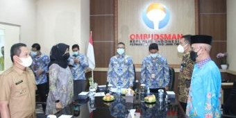 Ombudsman Jatim Serahkan Rapor Pelayanan Publik kepada Delapan Kepala Daerah, Banyuwangi Tertinggi