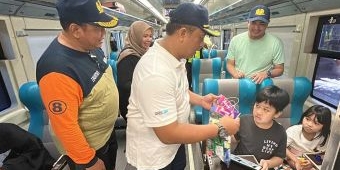 Back to School, PT KAI Daop 8 Bagikan Ratusan Suvenir Bagi Pelanggan Anak-Anak