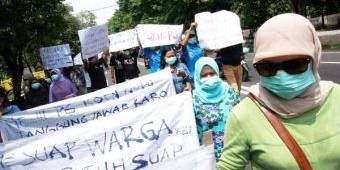 Tak Kuat Bau Limbah dan Asap Pabrik, Warga Demo PG Djombang Baru