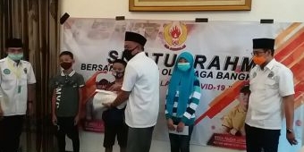 Ketua Perserosi Bersama Ketua KONI Bangkalan Serahkan Bantuan Kepada Atlet Terdampak Covid-19