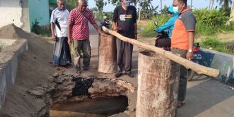 Sering Dilalui Dump Truck Pengangkut Tanah Uruk, Jembatan Penghubung Antar Dusun di Situbondo Ambrol