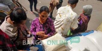 Stabilkan Harga Beras Pasaran, Bulog Tuban Gelar Operasi Pasar