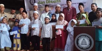 Juru Kunci dan Pengurus Kaum Giri Gelar Santuni Ratusan Anak Yatim dan Dhuafa