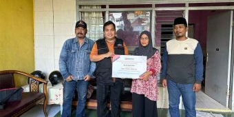 Bawaslu Sidoarjo Serahkan Derma untuk Keluarga Pengawas Pemilu yang Meninggal Dunia