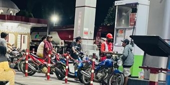 Marak Sepeda Motor dengan Tangki Modifikasi Beli BBM Bersubsidi di SPBU Kota Probolinggo