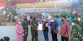 Danrem 081 Madiun Pantau Langsung Serbuan Vaksinasi Massal bagi Buruh Pabrik di Ngawi