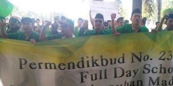 Tolak FDS, PC Ansor Gresik Demo Pemkab, Dispedik dan Polres