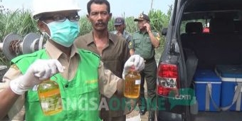 Teliti Penyebab Munculnya Busa, BLH Ambil Sampel Air Sungai Jatipelem