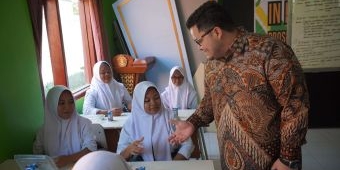 Uji Coba Makan Siang Gratis di Kediri, Banyak Siswa Minta Tambah Sambal ke Bupati Dhito