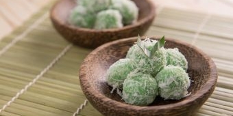 Resep Klepon, Kue Manis dengan Daun Suji