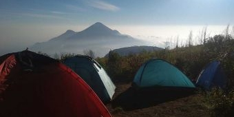 Jangan Dijahit! Begini Cara Mengatasi Tenda Bocor Saat di Gunung