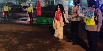 'Sinergi' dengan Pocong hingga Kuntilanak, Polres Batu Ingatkan Warga Tertib Prokes dan Lalu Lintas