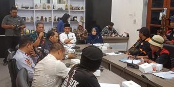 Puluhan Aktivis Demo di DPRD Gresik, ini Tuntutannya