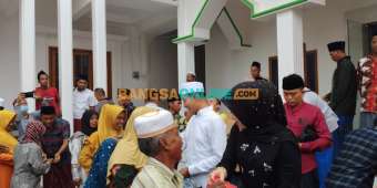 Salurkan Pembagian Zakat, Warga Doakan Abdullah Hidayat Jadi Bupati Sampang