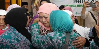 Khofifah Sambut Jemaah Haji Kloter 87 dengan Tumpeng dan Bagi-bagi Bendera Merah Putih