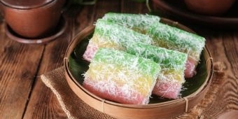 Cara Membuat Kue Tradisional Lapis Singkong Warna-warni