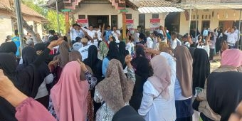 Sambut Paslon Mubarok, Ribuan Emak-Emak di Jatirejo Yel-Yel Coblos 02 dan Wayahe Gus Barra Bupatine