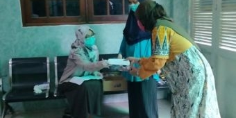 ​Istri Kiai Asep Tak Mau Kalah, Bagikan Uang Rp 250 Ribu per Orang untuk para Janda