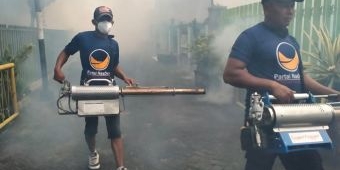 Sejumlah Anak di Desa Paron Kediri Terserang DBD, Tim NasDem Peduli Lakukan Fogging