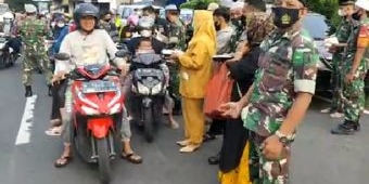 Kolaborasi Tiga Pilar, Kapolsek dan Danramil Pandaan Gelar Vaksinasi dan Bagi-Bagi Takjil 