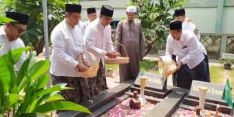 Kunjungi Jombang, Anies Baswedan Ziarah Ke Makam Pendiri NU