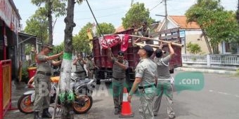 Bikin Kumuh, Satpol PP Nganjuk Bredel Spanduk dan Banner Melanggar