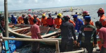 Diterjang Rob, Ditpolair Polda Jatim Bantu Evakuasi Masyarakat di Pesisir Pantai Surabaya Timur